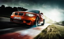 BMW 1 series бежит от палящего солнца